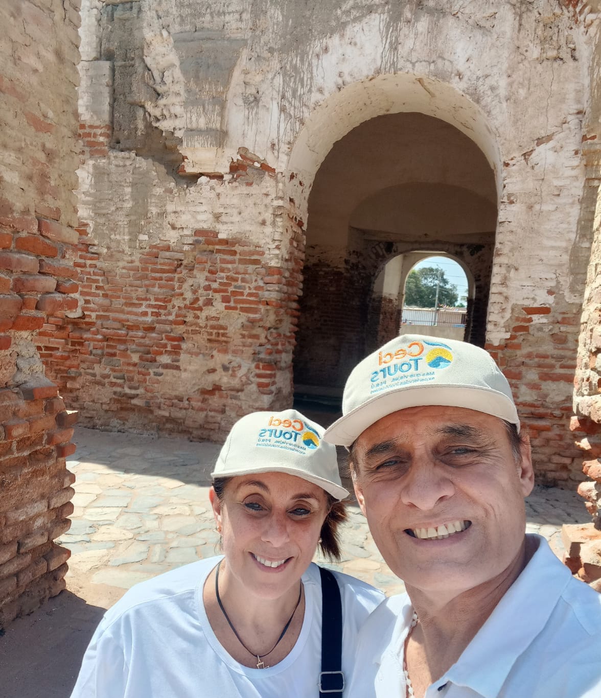 Fundadores de Ceci Tours en el centro histórico de Zaña